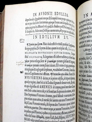 Ausonii burdigalensis, viri consularis, Omnia, quae adhuc in veteribus bibliothecis inveniri potuerunt, Opera ; Adhaec, Symmachi et Pontii Paulani litterae ad Ausonium scriptae : tum Ciceronis, Sulpiciae, aliorumque quorundam veterum carmina nonnulla ; Cruncta ad varia, vetera, novamque exemplaria, emendata, commentariisque illustrata par Eliam Vinetum Santonem.