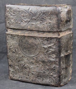 Boîte ou étui de transport du XVe siècle.