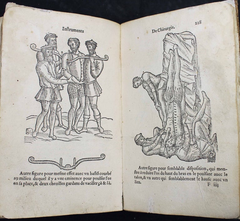 Item #16648 Dix livres de la chirurgie avec le magasin des instruments necessaires à icelle. Ambroise PARE.