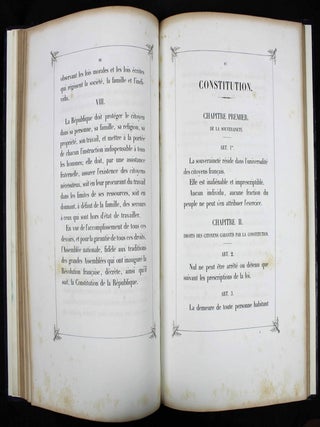 Constitution de la R&eacute;publique fran&ccedil;aise pr&eacute;c&eacute;d&eacute;e des rapports et d&eacute;crets qui y sont relatifs.